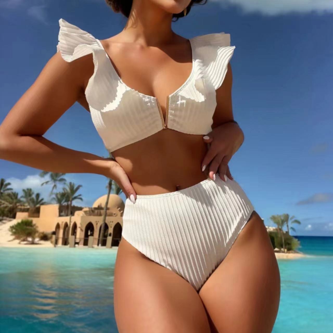 Bikini aus einfarbigem, geripptem Stoff mit Rüschen